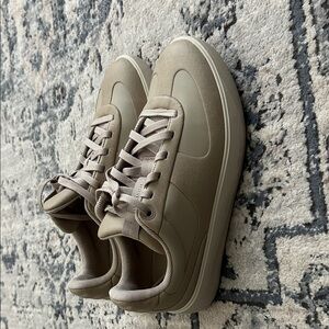 lululemon athletica Women's Sneaker in Taupe